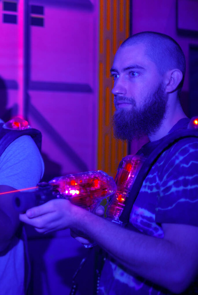 laser tag player segurando arma e tiro no centro de entretenimento  - Foto, Imagem