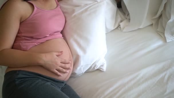 Mutlu hamile bir kadın ve evde bebek bekliyor.. - Video, Çekim