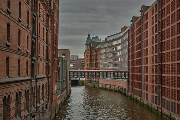 Docks in Hamburg, Deutschland. Speicherstadt in Hamburg. Kanal- und Ziegelbauten in Hamburg, Deutschland. - Foto, Bild