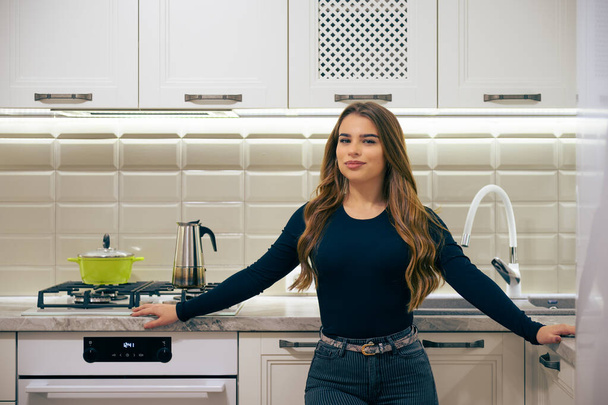 Nuori nainen ylellisyyttä valkoinen klassinen keittiö sisustus - Valokuva, kuva