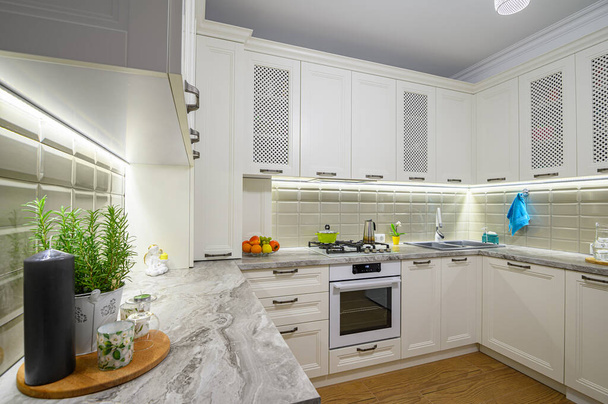 Біла кухня в класичному стилі
 - Фото, зображення
