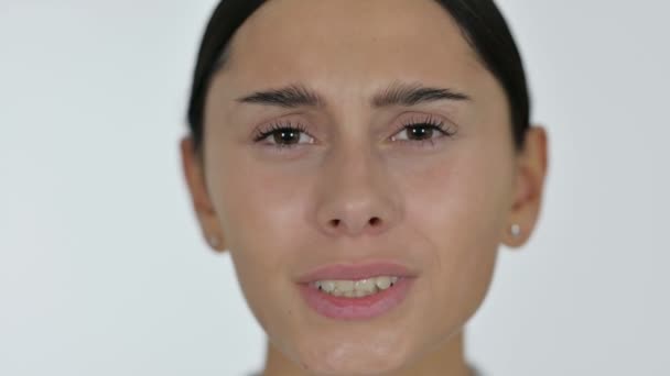 gezicht van jonge Latijnse vrouw met tandpijn, witte achtergrond - Video
