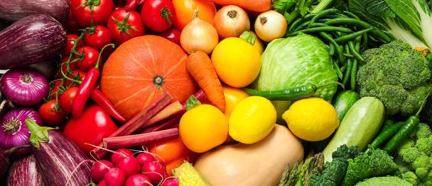 Molte verdure fresche diverse come sfondo, vista dall'alto. Design banner  - Foto, immagini