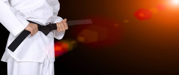 Maître ceinture noire TaeKwonDo Professeur tenir et attacher la pose de la ceinture, éclairage studio fond blanc - Photo, image