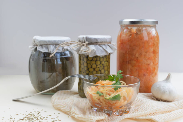 alimenti fermentati, crauti o cavoli fermentati, cetrioli in salamoia, piselli su fondo chiaro - Foto, immagini