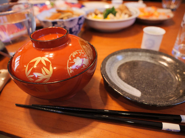 A mesa que está sendo posta para um jantar tradicional de anos novos no Japão - Foto, Imagem