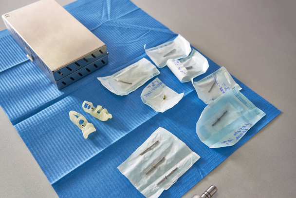 Conjunto de instrumentos dentales en envases sellados estériles - Foto, Imagen
