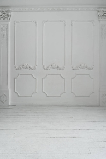Üres fehér szoba stukkó dekorációval a falon és fából készült liszttel. Absztrakt háttér - Fotó, kép