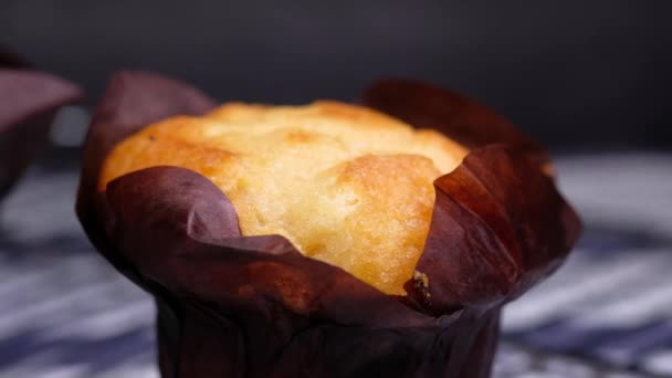 Close-up van muffins op tafel geïsoleerd op zwart, - Video