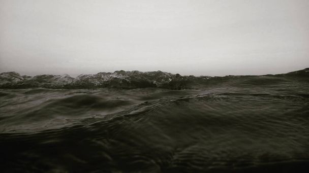 Vague océanique se levant avec une autre vague se brisant dans une journée grise - Photo, image