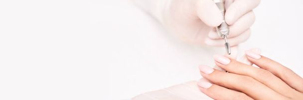 Manicure de unhas de casamento rosa clássico em pano de fundo branco. Conceito de tratamento Spa - Foto, Imagem
