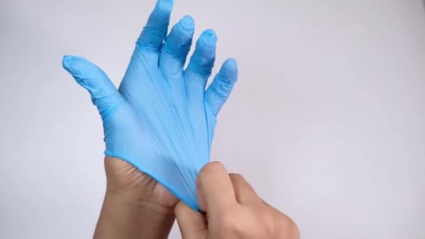  γυναίκες γιατρός φοράει ιατρικά γάντια, κορυφαία άποψη  - Πλάνα, βίντεο