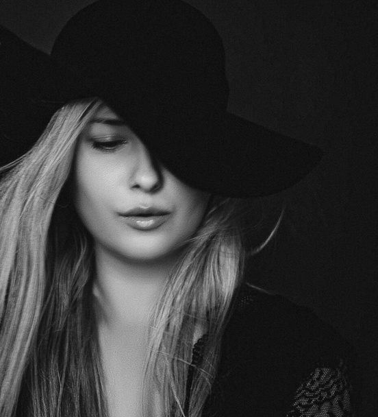 Блондинка в шляпе, художественный кинопортрет в черном и белом для модной кампании и бренда красоты - Фото, изображение