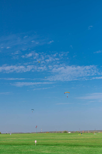 Fallschirmspringer fliegt in den Himmel, sonniges Kontrastbild. - Foto, Bild