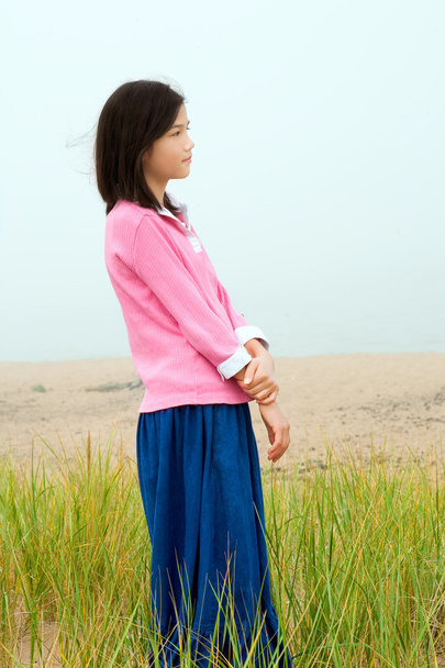 Giovane ragazza tranquillamente in piedi su nebbia nebbiosa campo
 - Foto, immagini