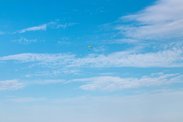 Parašutista letí po obloze, slunečný kontrastní obraz. - Fotografie, Obrázek