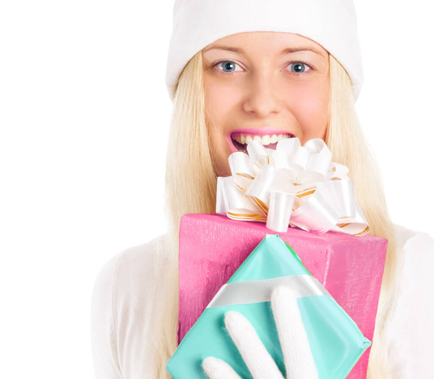 Щаслива блондинка модель з подарунковими коробками на Різдво, жінка і подарунки в зимовий сезон для продажу та святкового бренду
 - Фото, зображення