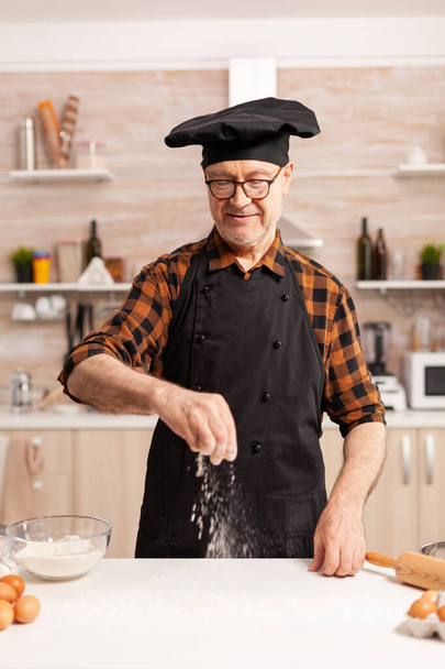 Gelukkige gepensioneerde chef - Foto, afbeelding