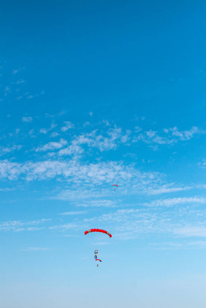 Paracaidista está volando en el cielo, imagen de contraste soleado. - Foto, imagen