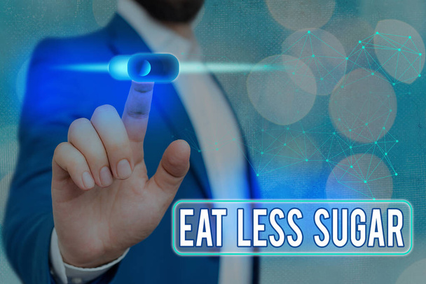 Handschriftlicher Text Eat Less Sugar. Konzept, das bedeutet, den Zuckerkonsum zu reduzieren und sich gesund zu ernähren.. - Foto, Bild