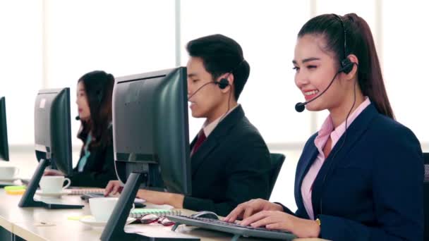 Liikemiehet käyttävät toimistossa toimivia kuulokkeita - Materiaali, video