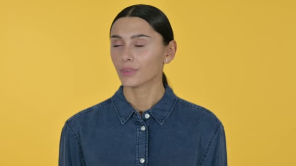 Nuori latinalainen nainen pää ravistaa ei merkkiä, keltainen tausta  - Materiaali, video