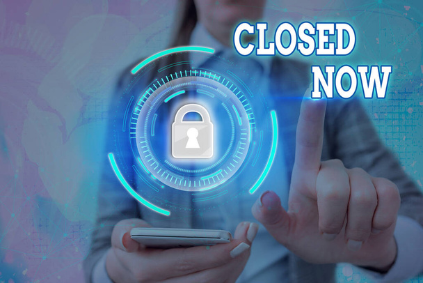 Znak tekstowy "Zamknięte teraz". Koncepcyjne zdjęcie firmy, która zaprzestała działalności, zwłaszcza na krótki okres Graficzny kłódka dla systemu bezpieczeństwa danych internetowych. - Zdjęcie, obraz