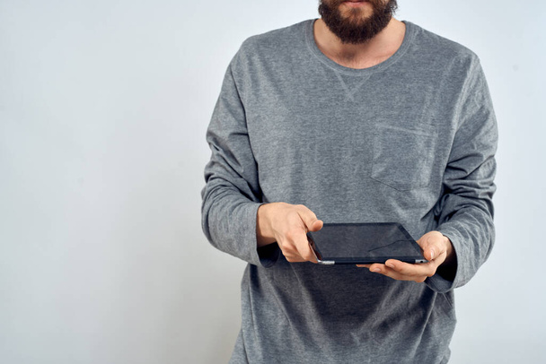 Homme avec tablette dans les mains technologie internet mode de vie confiant vue recadrée - Photo, image