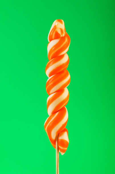 színes nyalóka a színes háttérrel - Fotó, kép