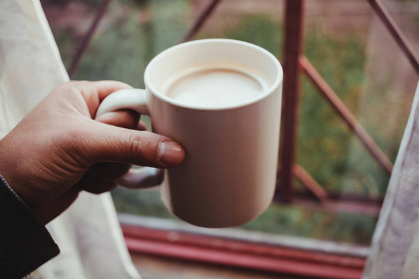 Xícara de café na frente da janela pela manhã - Foto, Imagem