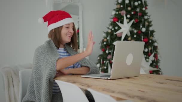 Mujer utilizar el ordenador portátil en Navidad. - Imágenes, Vídeo
