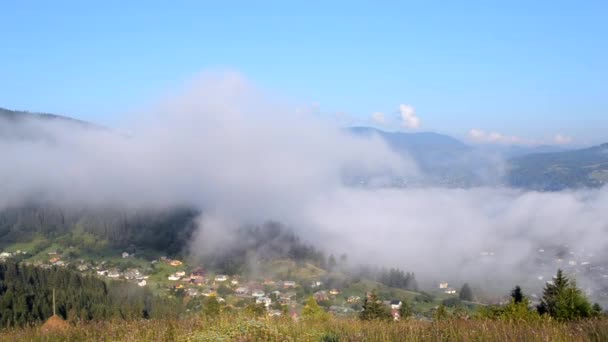 Η πρωινή ομίχλη διαλύεται στα βουνά Καρπάθια. Πρωινή ομίχλη κινείται - Πλάνα, βίντεο