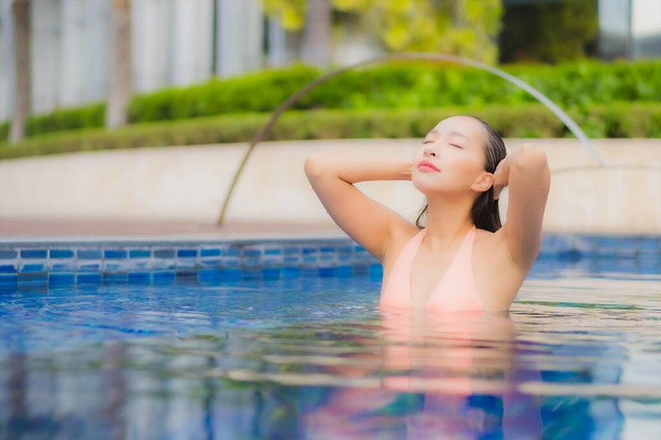 Portrait beautiful young asian woman relax smile around outdoor swimming pool in hotel resort - Fotoğraf, Görsel