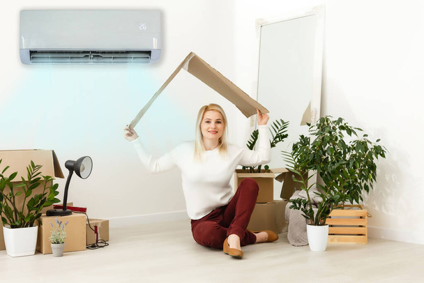Щаслива жінка дихає свіжим повітрям. жінка в новій квартирі під кондиціонером
 - Фото, зображення
