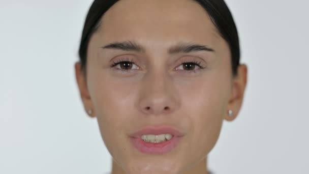 close-up van jonge Latijnse vrouw met hoofdpijn, witte achtergrond - Video