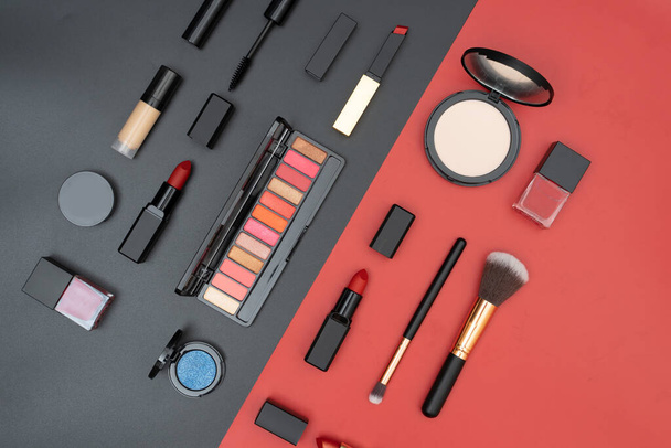 conjunto de cosméticos decorativos em fundo preto e vermelho - Foto, Imagem