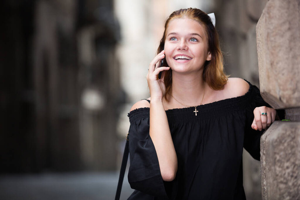 Cheerful girl talking on mobile phone - Fotoğraf, Görsel