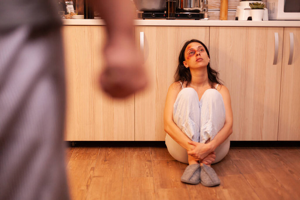 Kobieta w strachu przed przemocą domową - Zdjęcie, obraz