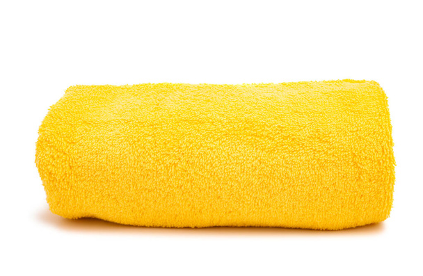 Κίτρινη πετσέτα σε λευκό φόντο - Φωτογραφία, εικόνα