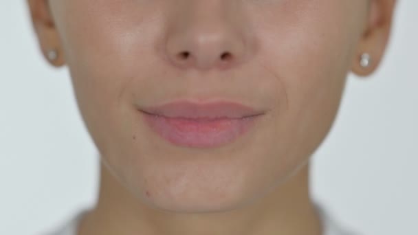 Close up de lábios sorridentes da jovem mulher latina - Filmagem, Vídeo