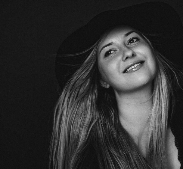 Hermosa mujer rubia con sombrero, retrato de cine artístico en blanco y negro para la campaña de moda y la marca de belleza - Foto, imagen