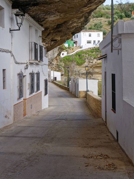 Vista das ruas e casas em rochas em Setenil de las Bodegas cidade. - Foto, Imagem