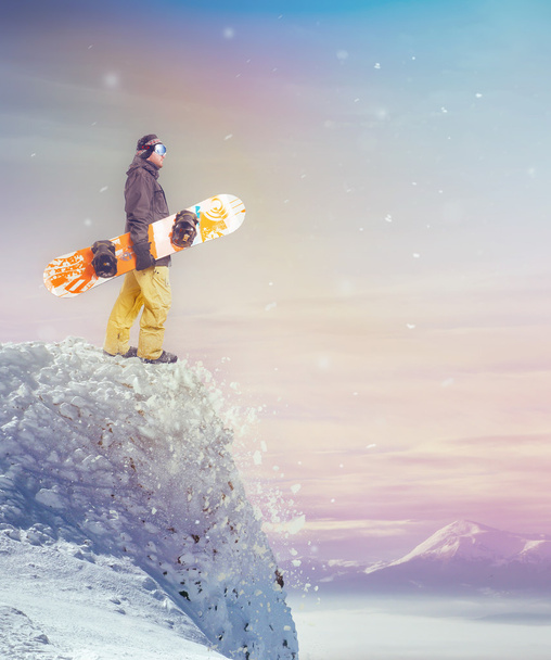 Сноубордист стоит
 - Фото, изображение