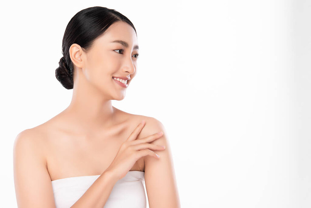 Mooie jonge aziatische vrouw met schone frisse huid op witte achtergrond, Gezichtsverzorging, Gezichtsbehandeling, Cosmetologie, schoonheid en spa, Aziatische vrouwen portret - Foto, afbeelding