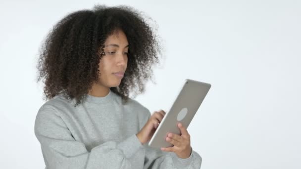 Jovem mulher africana comemorando no tablet, fundo branco  - Filmagem, Vídeo