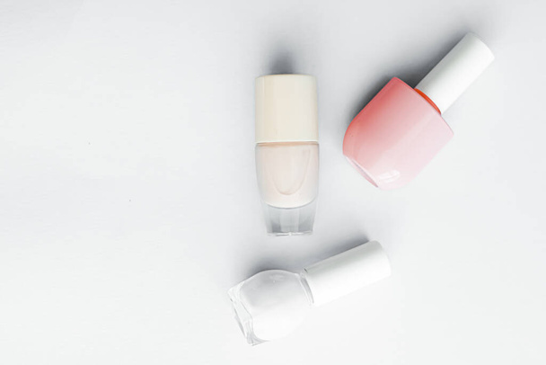 Лак для ногтей бутылки на белом фоне, бренд красоты - Фото, изображение