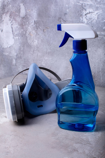 Atemschutzmaske und Sprühflasche mit Händedesinfektionsmittel, um die Ausbreitung des Coronavirus zu verhindern. - Foto, Bild
