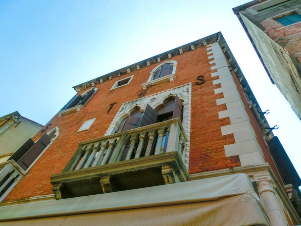 Venise, Italie - Belle façade de maison typique à Venise - Photo, image