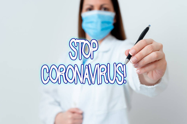 ストップコロナウイルスを示す概念的な手書き。COVID19症例を減らすために闘う病気の啓発キャンペーンを紹介するビジネス写真紙アクセサリースマートフォンを搭載した研究室技術者 - 写真・画像
