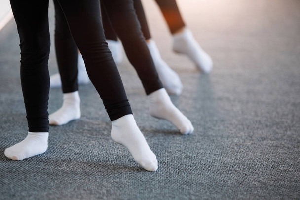 脚の行黒タイツとダンス、バレエやリズム体操クラスの白い靴下の十代の女の子. - 写真・画像